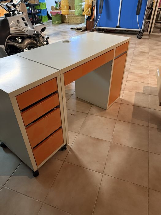 Conjunto secretária + bloco de gavetas IKEA MICKE, branco/laranja