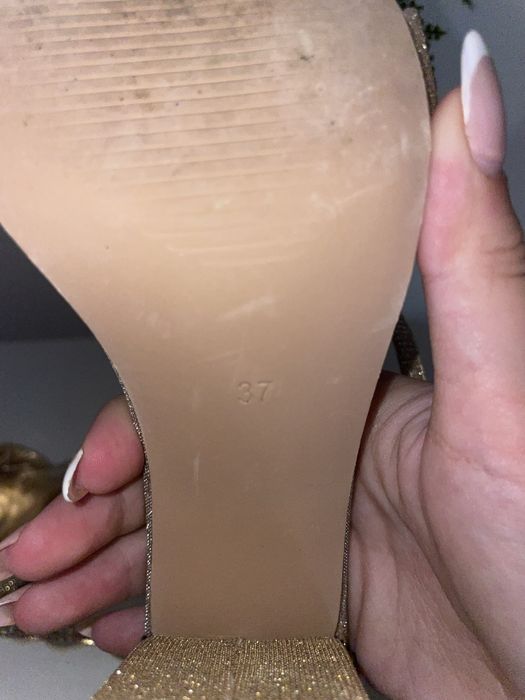 Sandalias com salto douradas