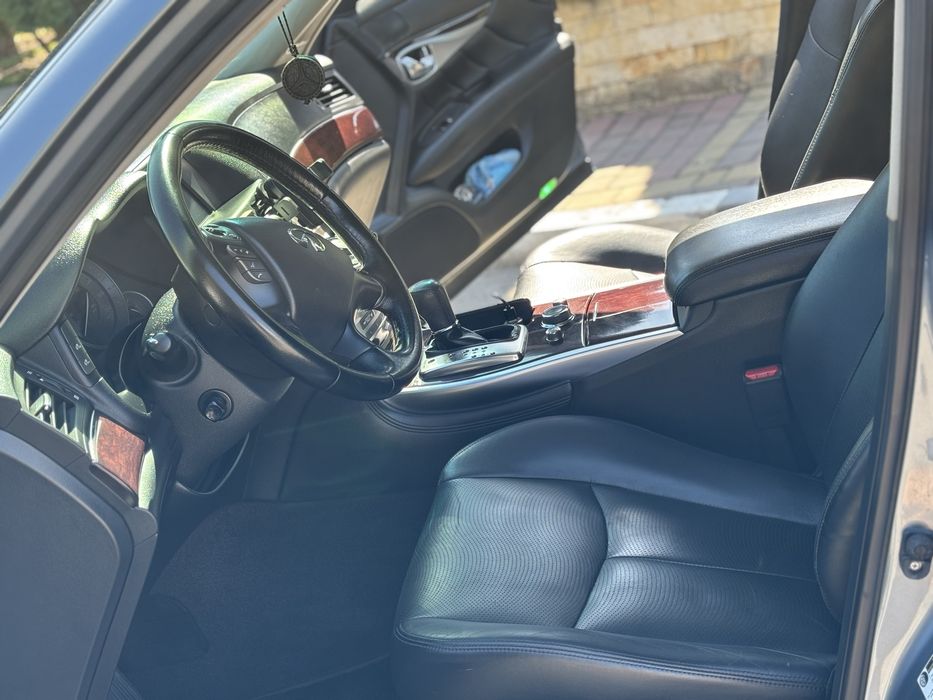 Продам Infiniti Q70