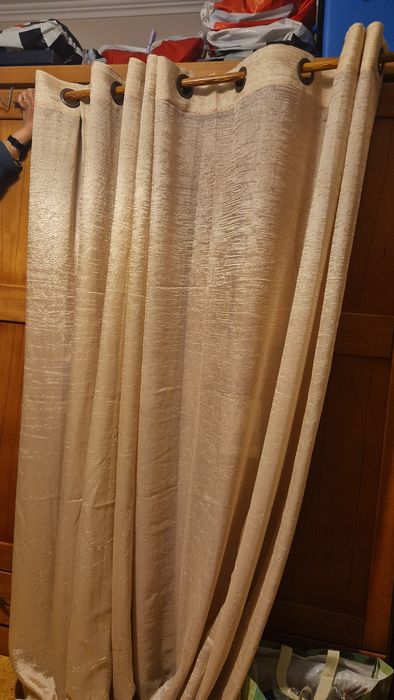 Two Beige Curtains431550915990016002