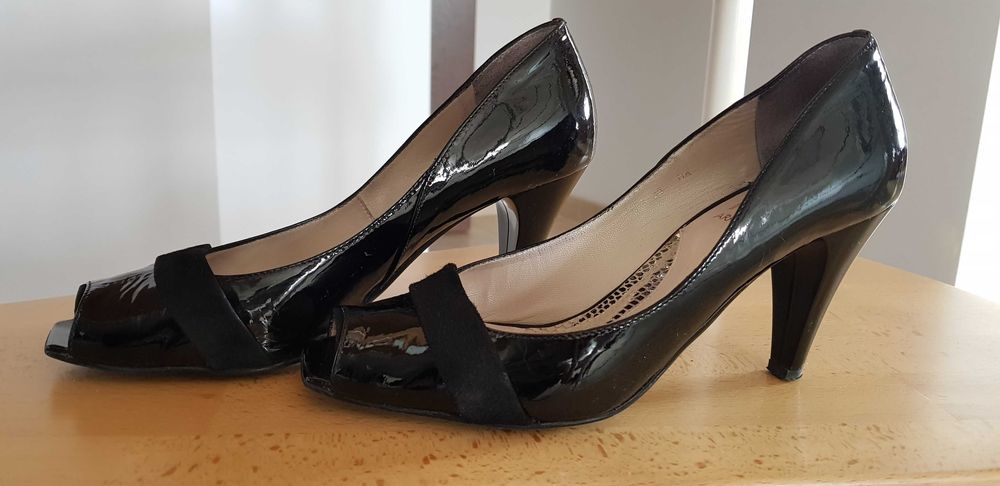 #buty. Czarne czółenka na obcasie, odslonięte palce.