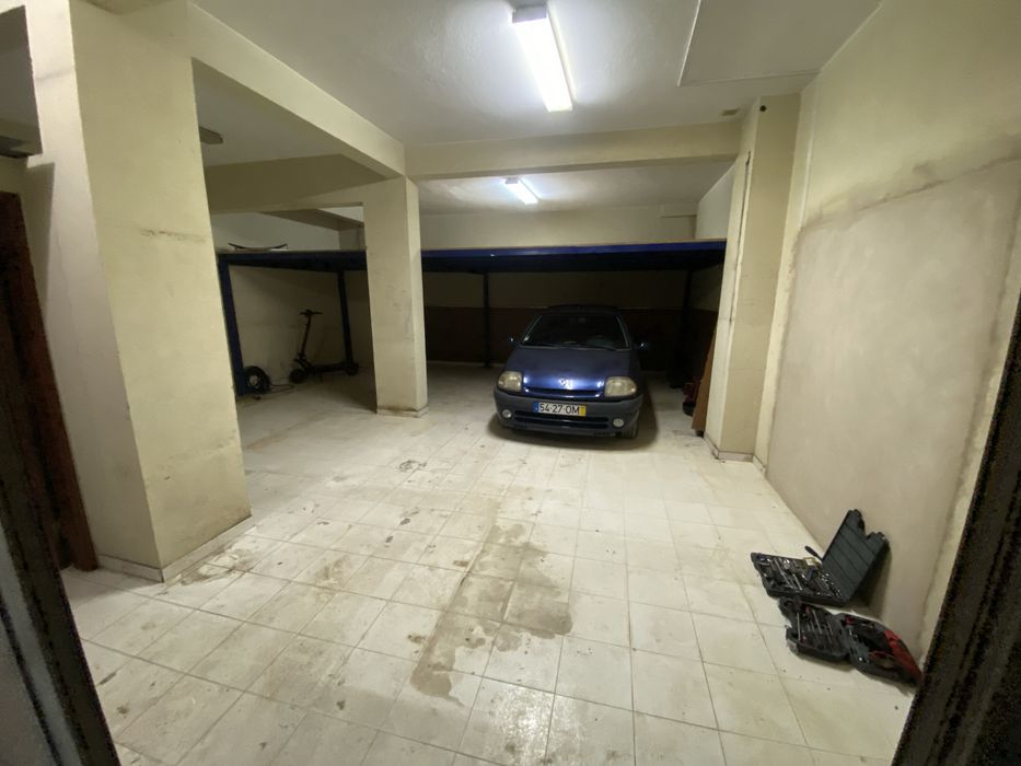 Venda Conjunta – 2 Armazens / Garagens Com 156m² Totais