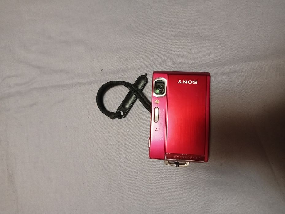 Фотоапарат Sony Cyber-Shot T300 цифровой в красном цвете.