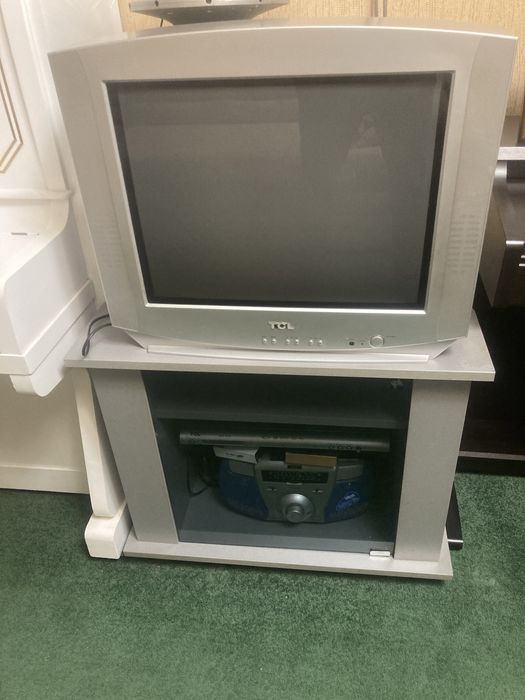 Телевізор, тумба, відеомагнітофон, DVD та магнітола.