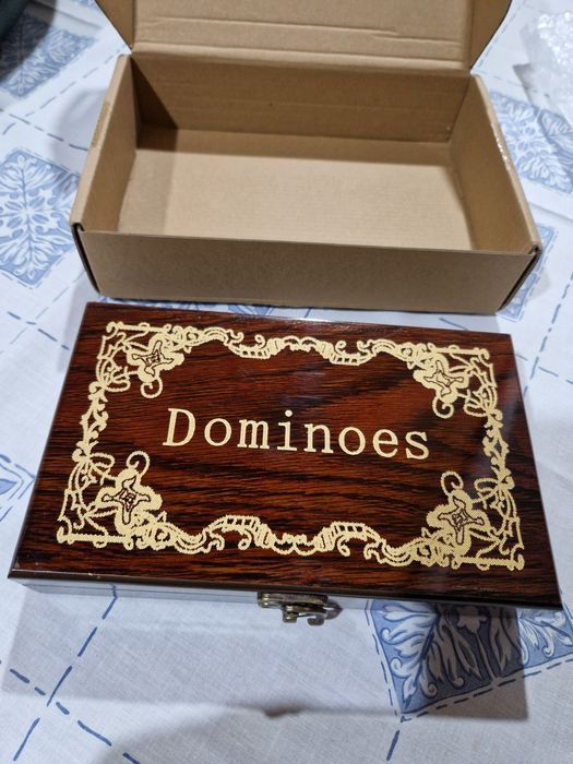 Dominó com caixa de madeira super requintada. Nova