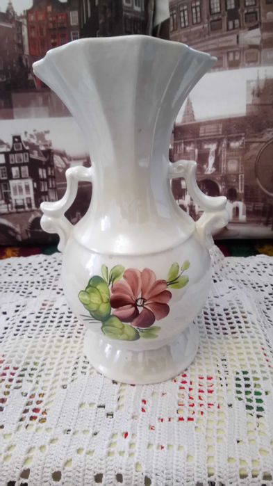 Различные вазы для цветов.