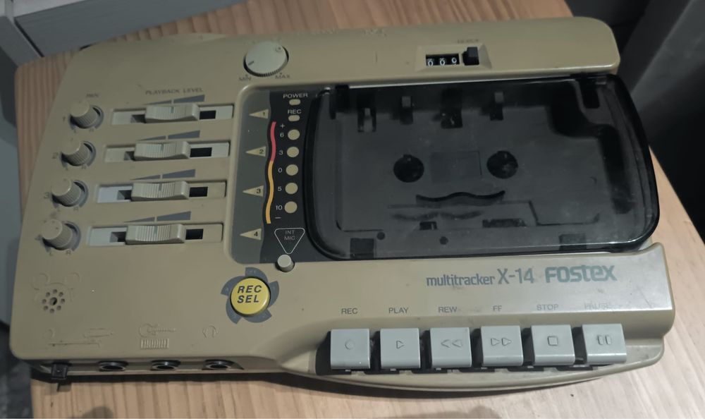 Fostex X-14 - gravador de cassetes portatil de quatro pistas