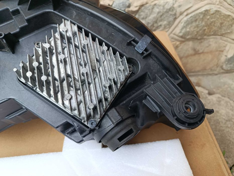 Audi A4 B9 рестайлінг права LED фара 8W0941034F комплектна, з блоком