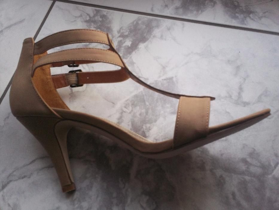 Nowe beżowe sandałki City Walk 40