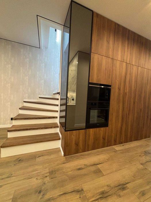 Продам кутовий таунхаус з дизайнерським ремонтом в самому центрі Бучі