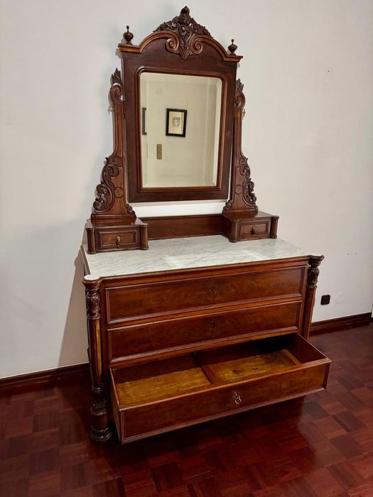 Cómoda Toucador com três gavetões e tampo de mármore