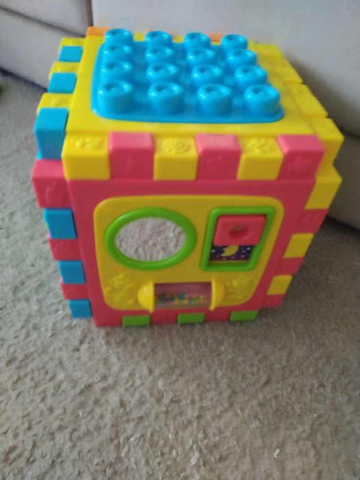 Cubo de encaixe interativo para criança