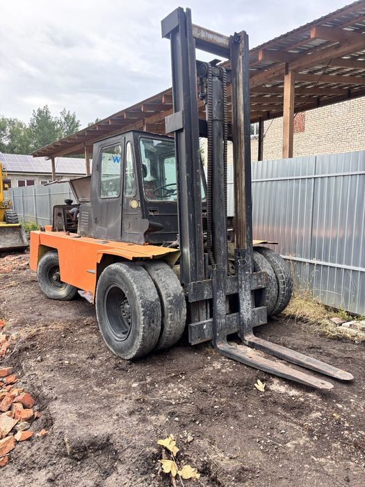 Продам навантажувач вилковий львівський т40