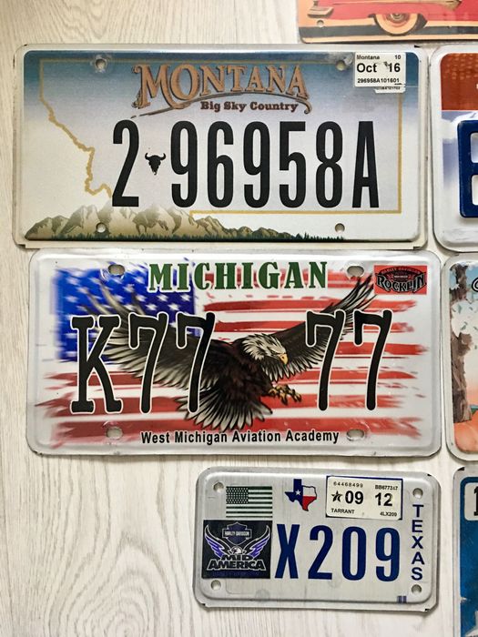 Набор автомобильных номеров и табличек для декора