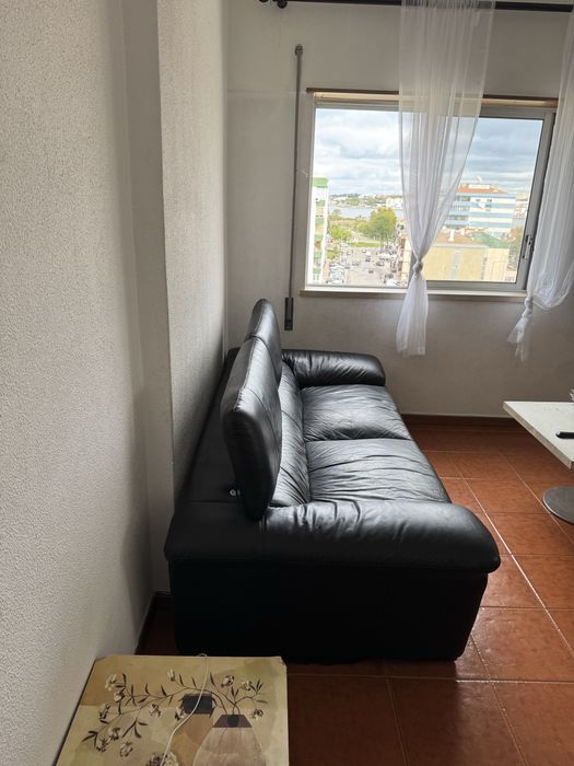 Sofá preto tamanho medio