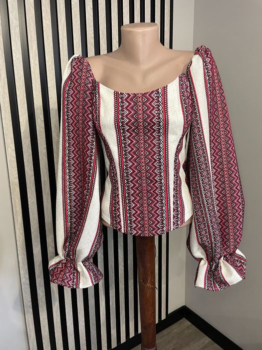 Корсет з вишивкою і рукавами