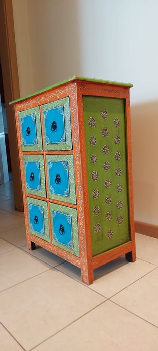 Móvel com 6 gavetas