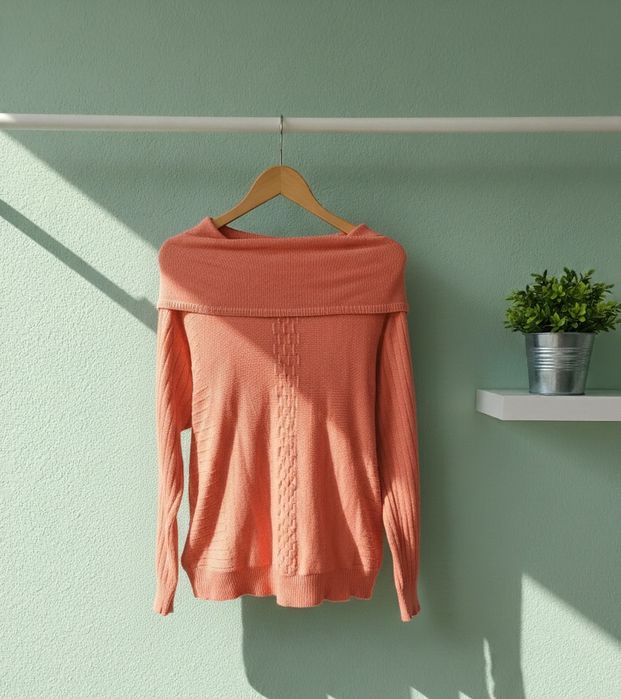 Koralowy sweter z dekoltem typu "łódka" – Society 212 M 38