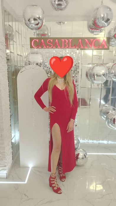 Zjawiskowa czerwona sukienka maxi z polyskujacą nicią