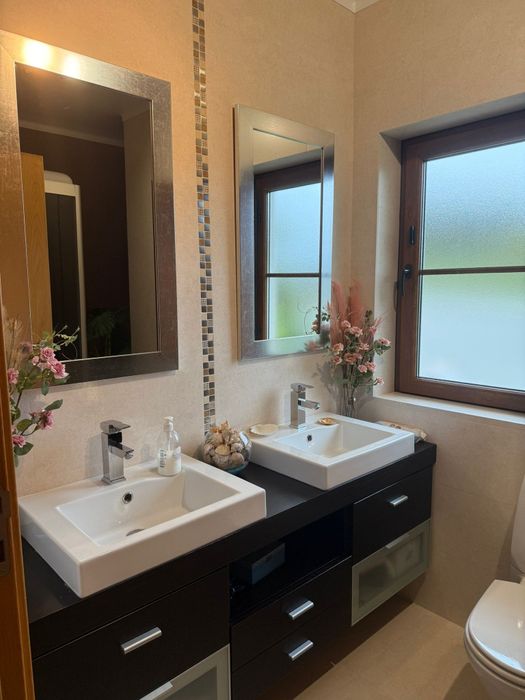 Quarto mobilado com WC privativo – Zona nobre de Torres Novas