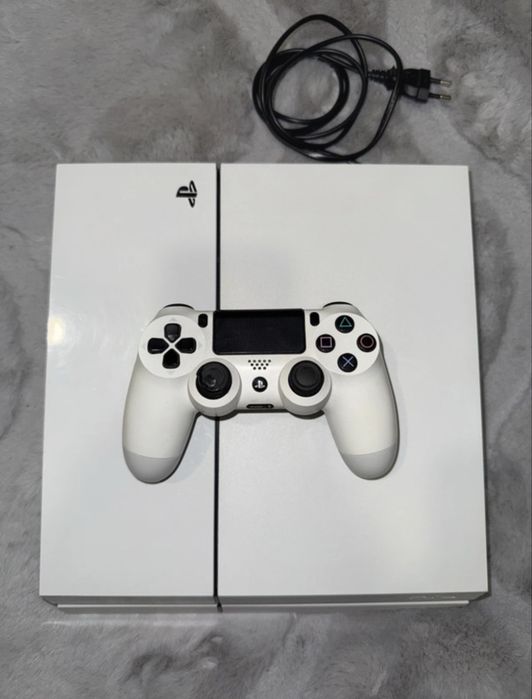 Playstation 4 FAT z padem + 3 gry
