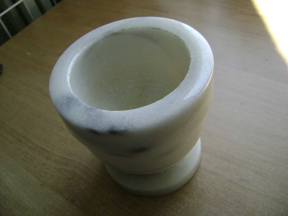 Starocie z PRL - Moździerz z marmuru = 10,5 cm średnicy