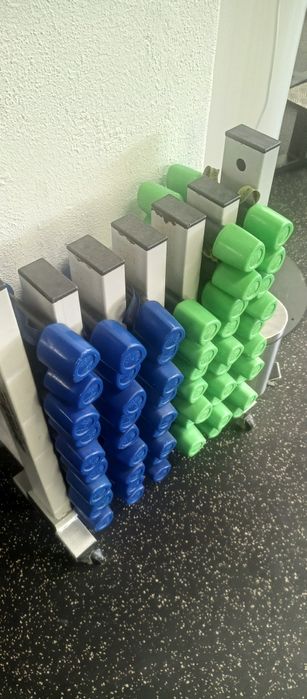 Vários halteres e suporte64585873044226120