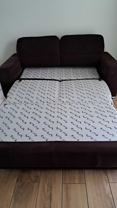 Bardzo wygodna sofa z funkcją spania i pojemnikiem na pościel