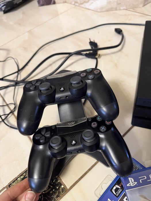 Продаю PlayStation 4 Pro 1TB у хорошому робочому стані.