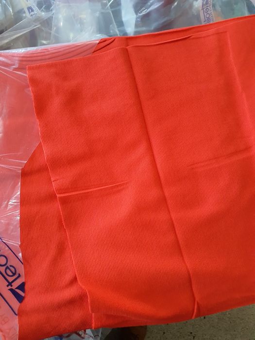 Dzianina czerwona rąbek tunel szer.80 cm.