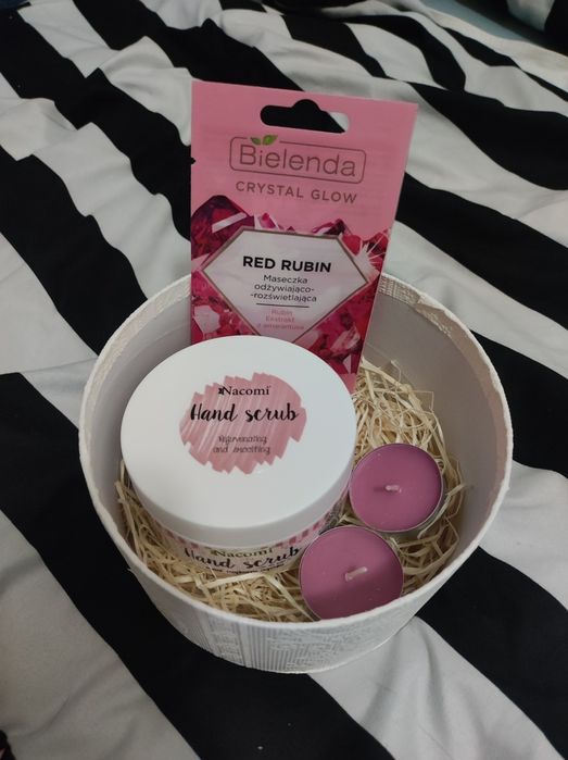 Różowy box prezentowy dla niej z kosmetykami