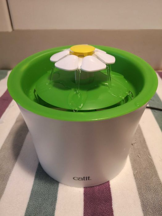 Fonte de água para gatos