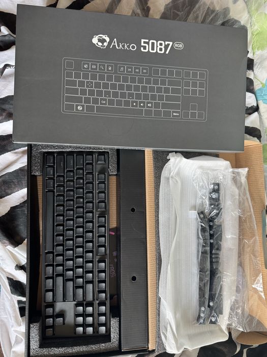 Akko 5087 RGB на лінійних Akko CS Jelly Pink Switch