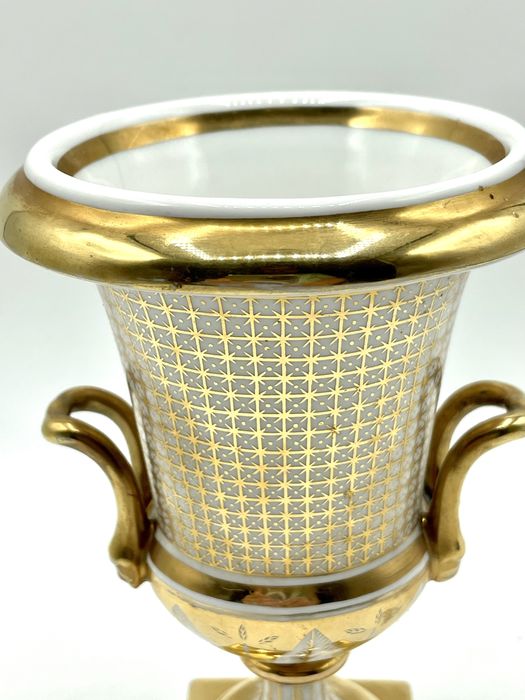 Anfora porcelana Sevres, francesa, pintada a ouro