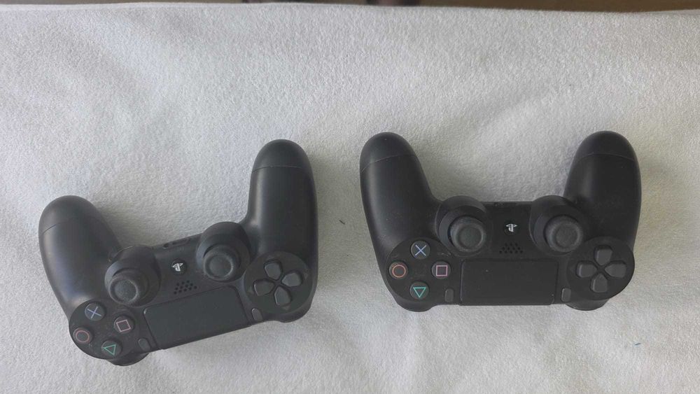 PlayStation 4 Pro 1TB + Caixa original + 2 Comandos + Jogo