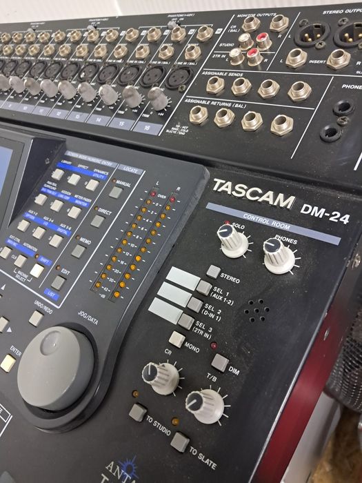 Mikser cyfrowy  tascam DM-24 mikser muzyczny