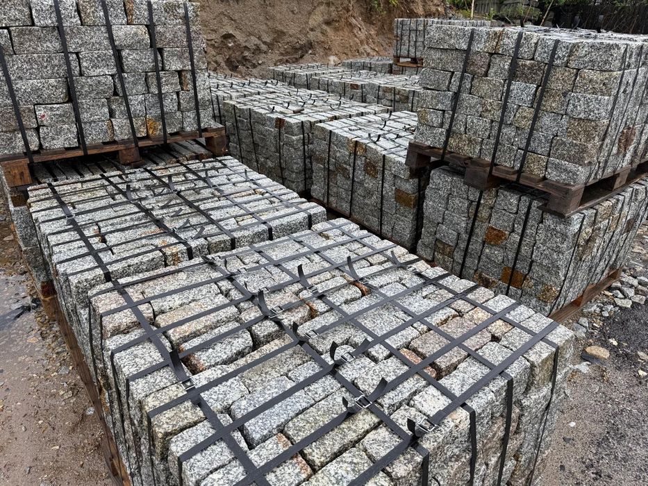 Kostka granitowa, płomieniowana 10/10 długość od 12 do 30 cm, palisada