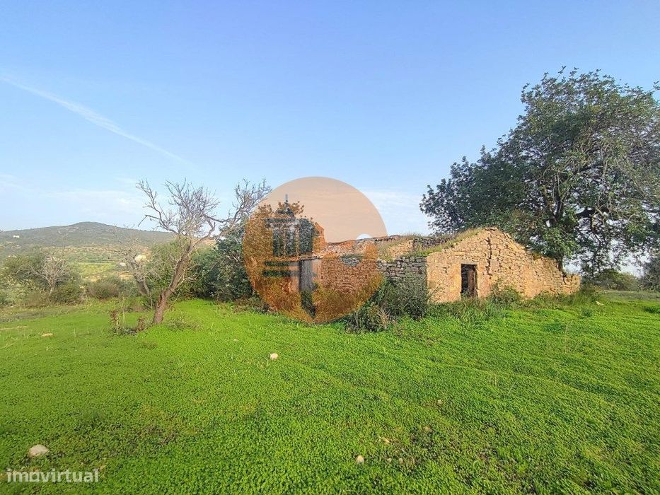 Conjunto de 6 Terrenos com 16.700 m² e Ruína Oportunidade em Estoi,...