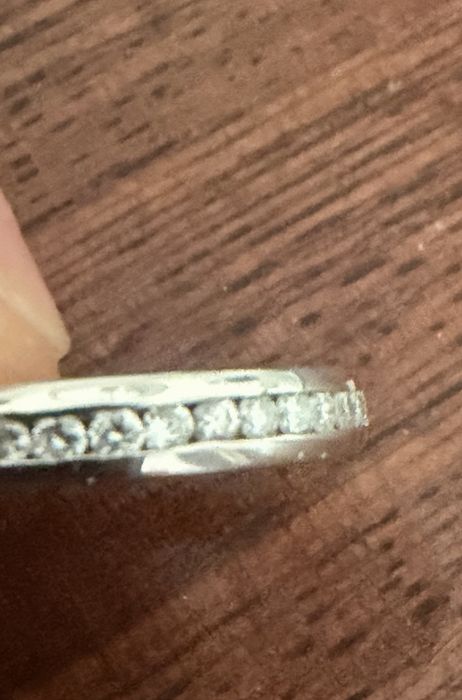 Aliança em ouro branco 19,2k com brilhantes cravados.