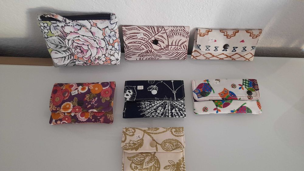Vários porta moedas e cartões