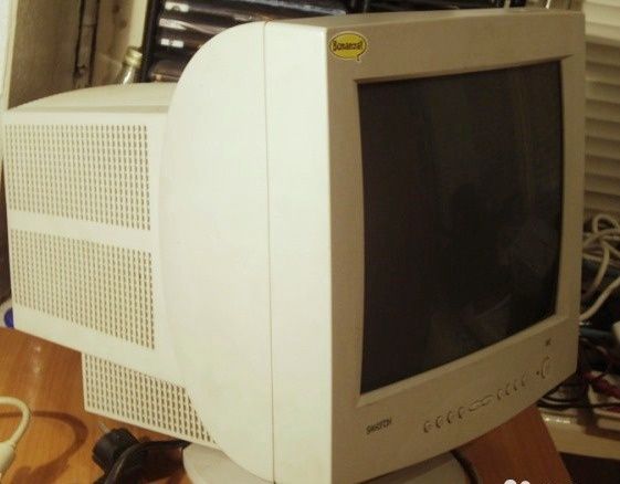 Компьютерный монитор "Samatron" (W.U.K.) и клавиатуры "Sven", "Tech"