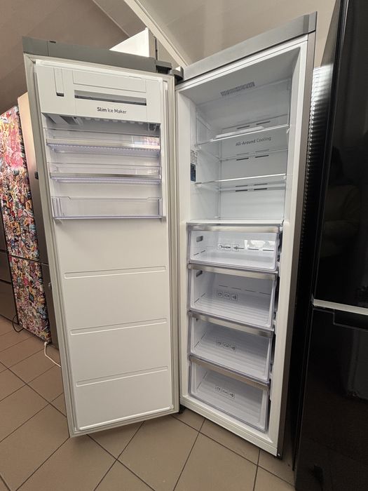 Морозильна камера Samsung RZ32M71257F.