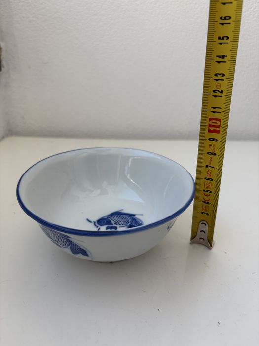 Taça de porcelana chinesa azul e branca antiga