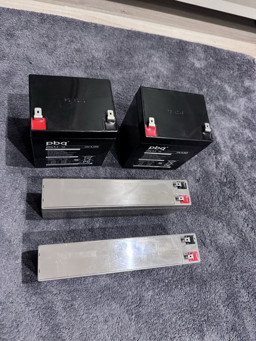 Akumlatory 4 sztuki, uszkodzone.