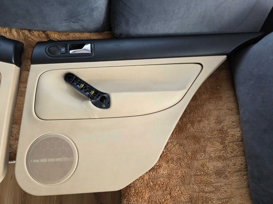 Tylne skórzane boczki drzwi do VW Bora sedan - jasne beżowe