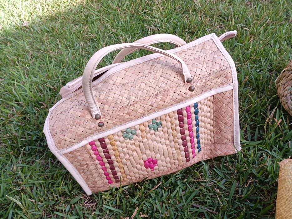 três modelos de bolsas/malas artesanais feitas com materiais naturais (palha, junco ou palma entrançada).