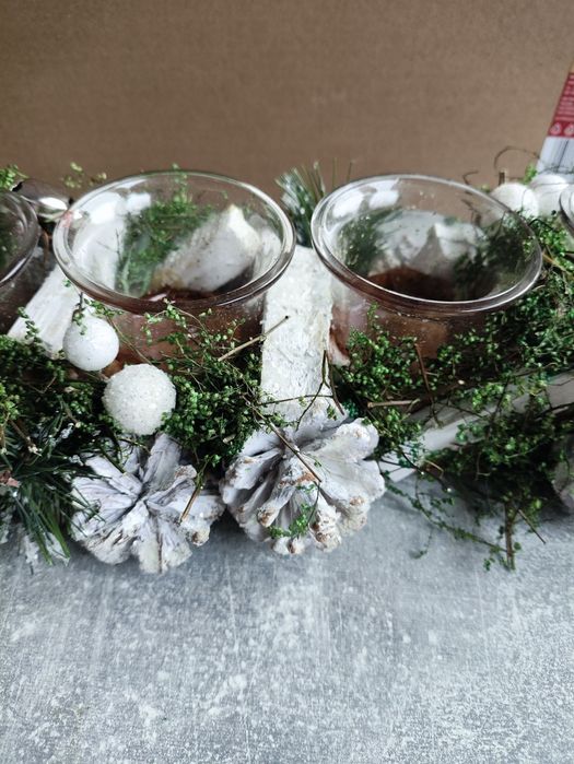 Świąteczny stroik dekoracyjny z miejscem na 4 świeczki