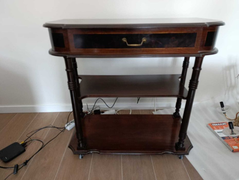 Móvel de televisão em madeira maciça