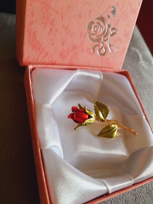 Broszka Róża w pudełku prezentowym kwiaty