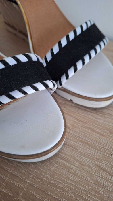 Sandałki na koturnie czarne zamszowe 38